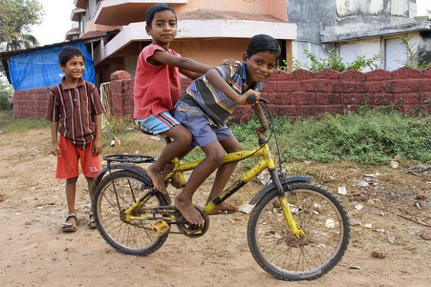 Além de doar as bicicletas, ele ensina as crianças a usá-las.