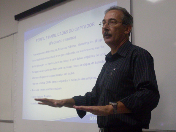 imagem palestra academica drummond